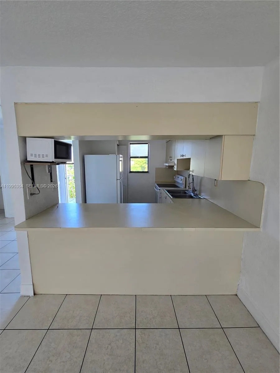 8425 NW 8th St # 409, Miami FL 33126