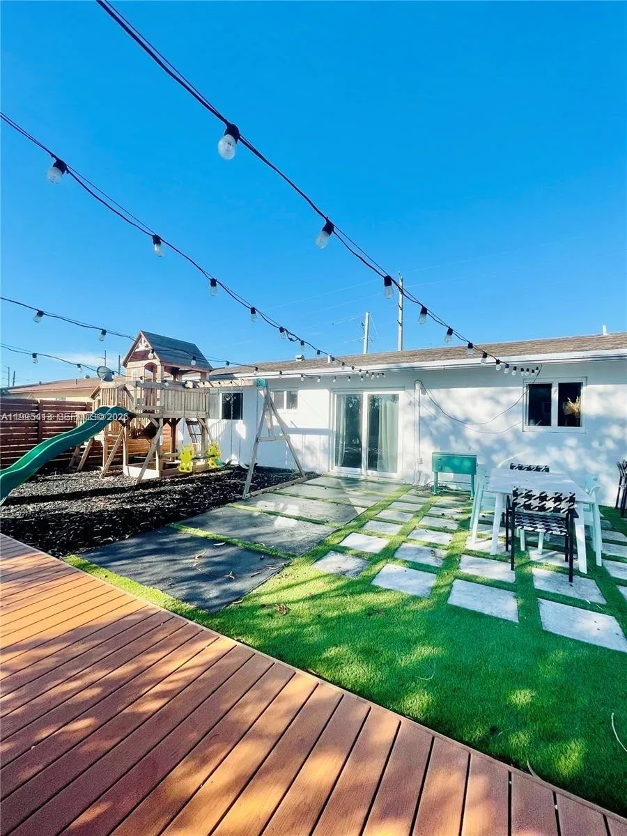 207 SW 12th Ave, Dania Beach FL 33004