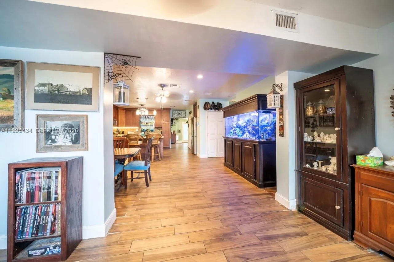 6890 SW 57th St, Davie FL 33314