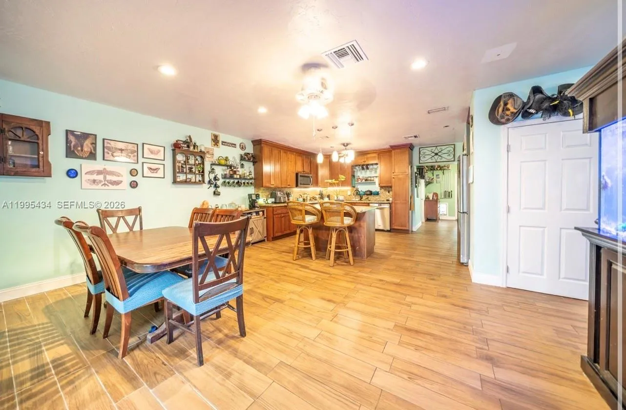 6890 SW 57th St, Davie FL 33314