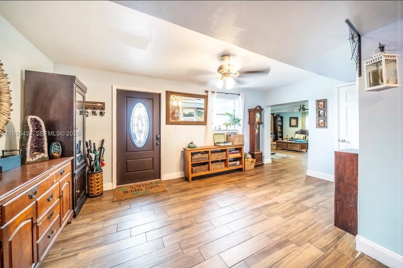 6890 SW 57th St, Davie FL 33314