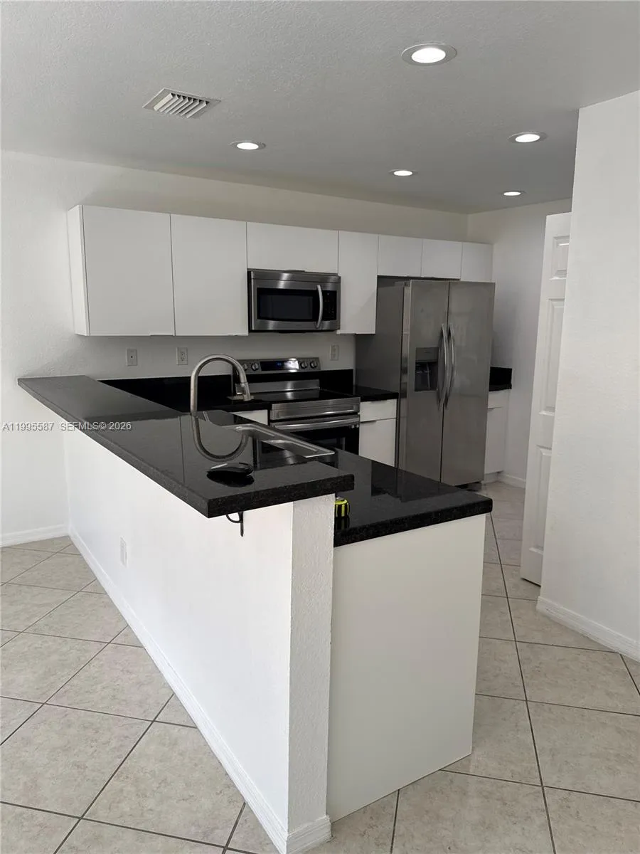 324 NE 3rd St # D, Hallandale Beach FL 33009