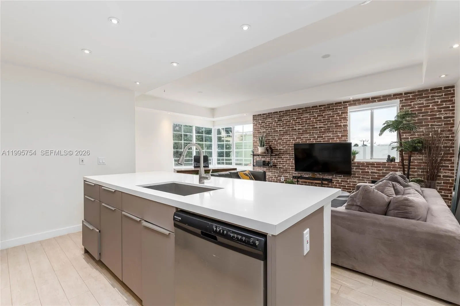 820 Euclid Ave # 305, Miami Beach FL 33139