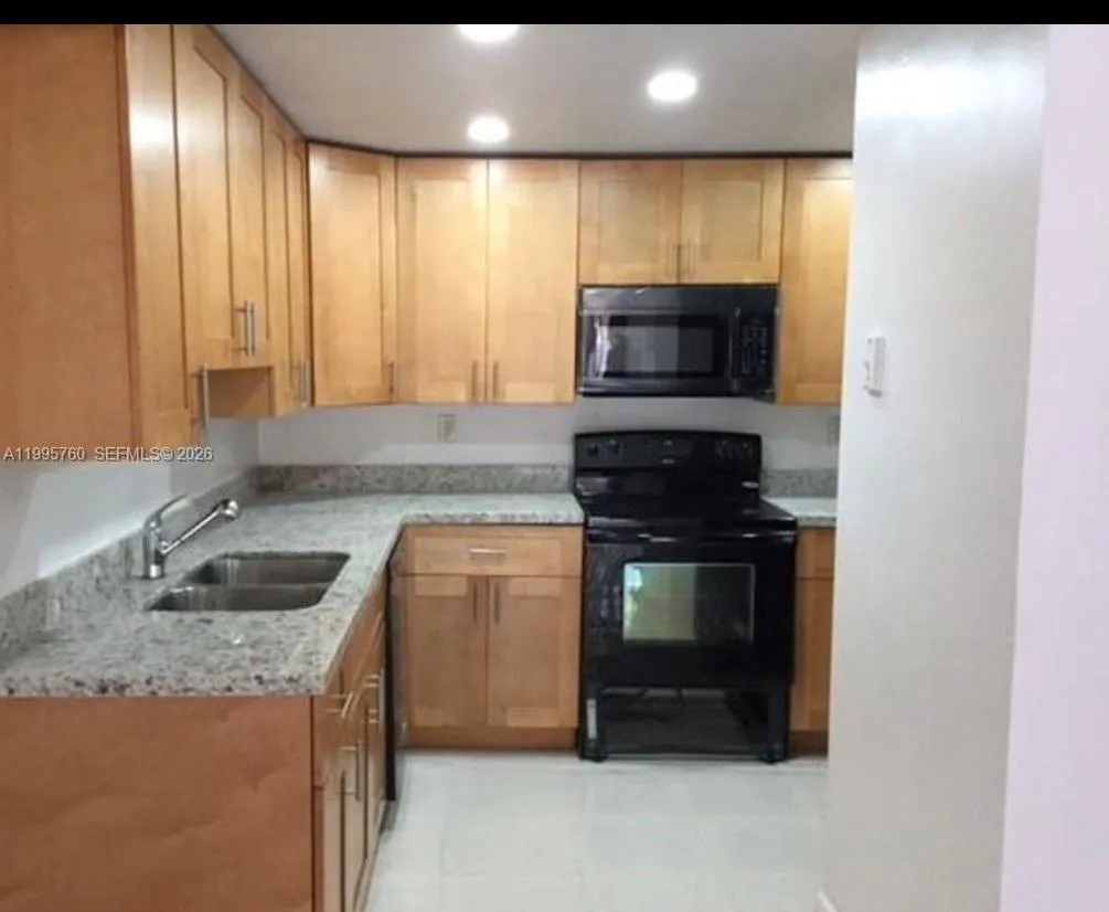 6950 Miami Gardens Dr # 211, Hialeah FL 33015