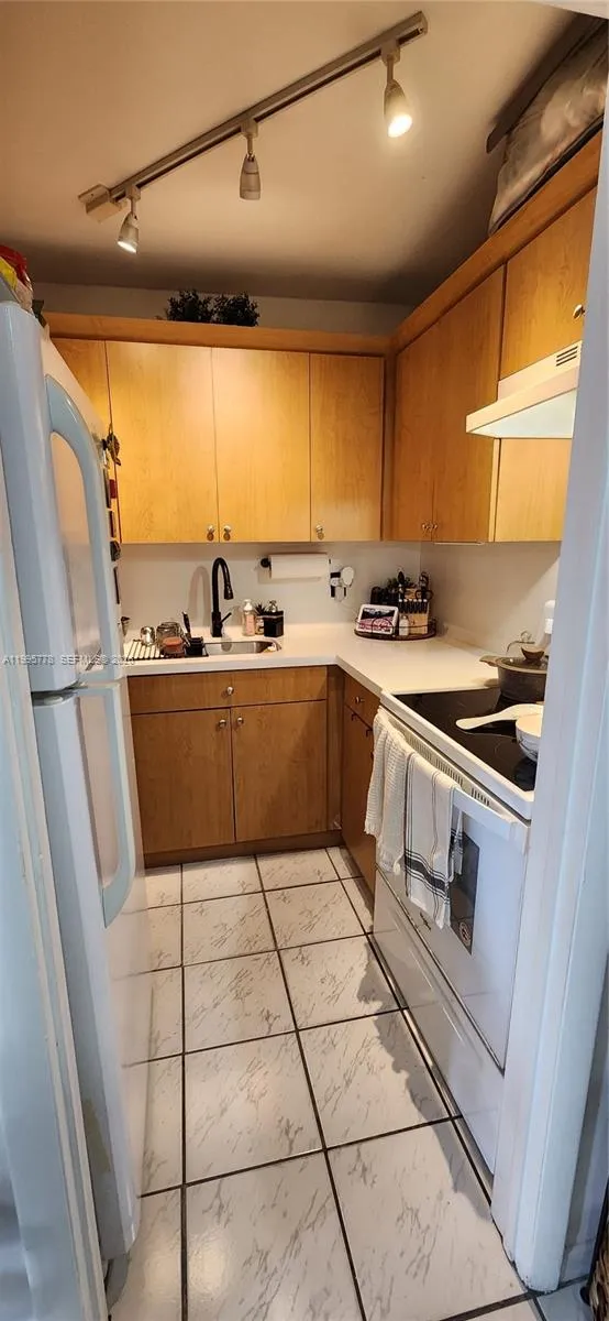 5050 NW 7th St # 210, Miami FL 33126