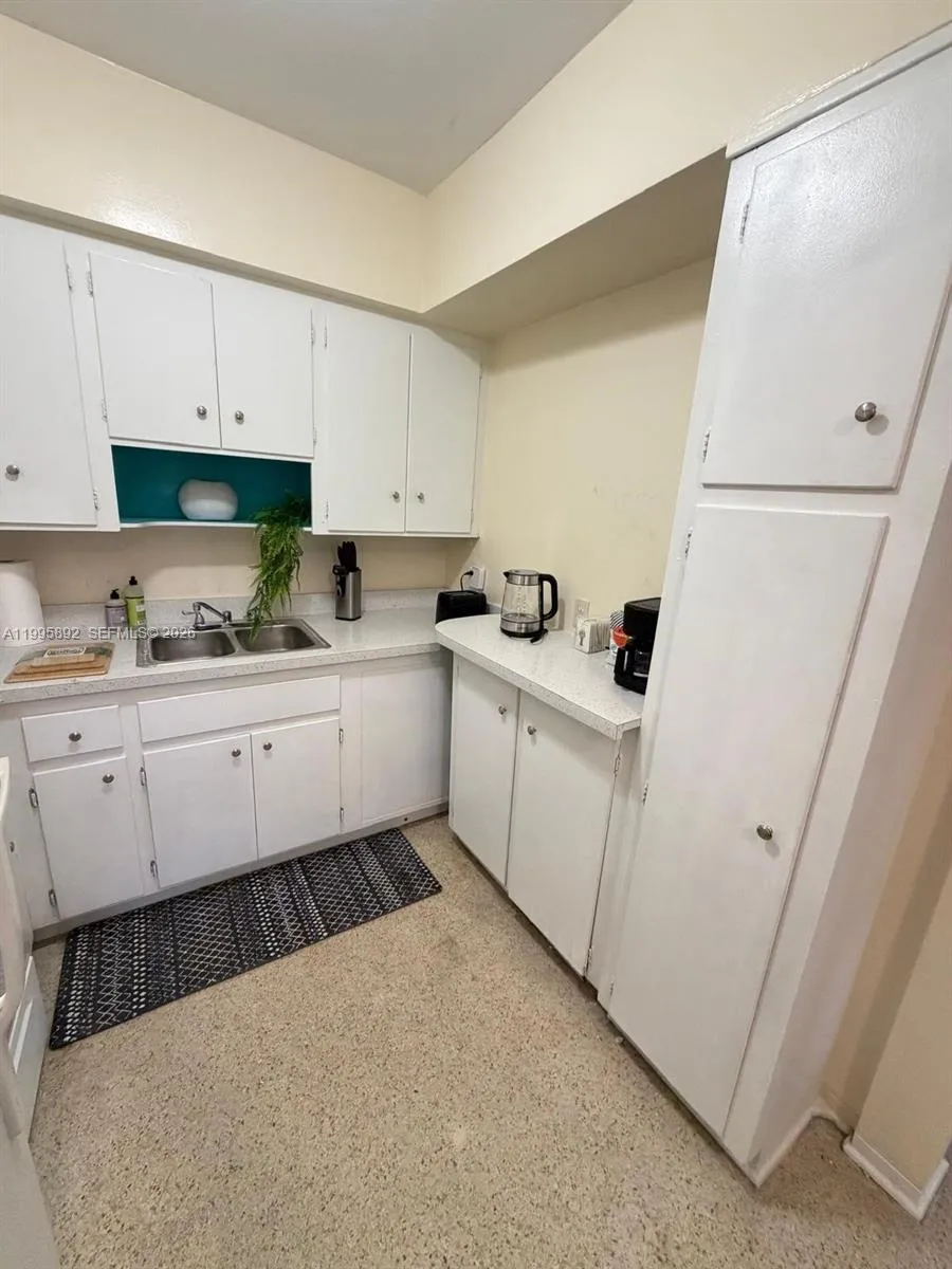 1111 N Victoria Park Rd # 3, Fort Lauderdale FL 33304