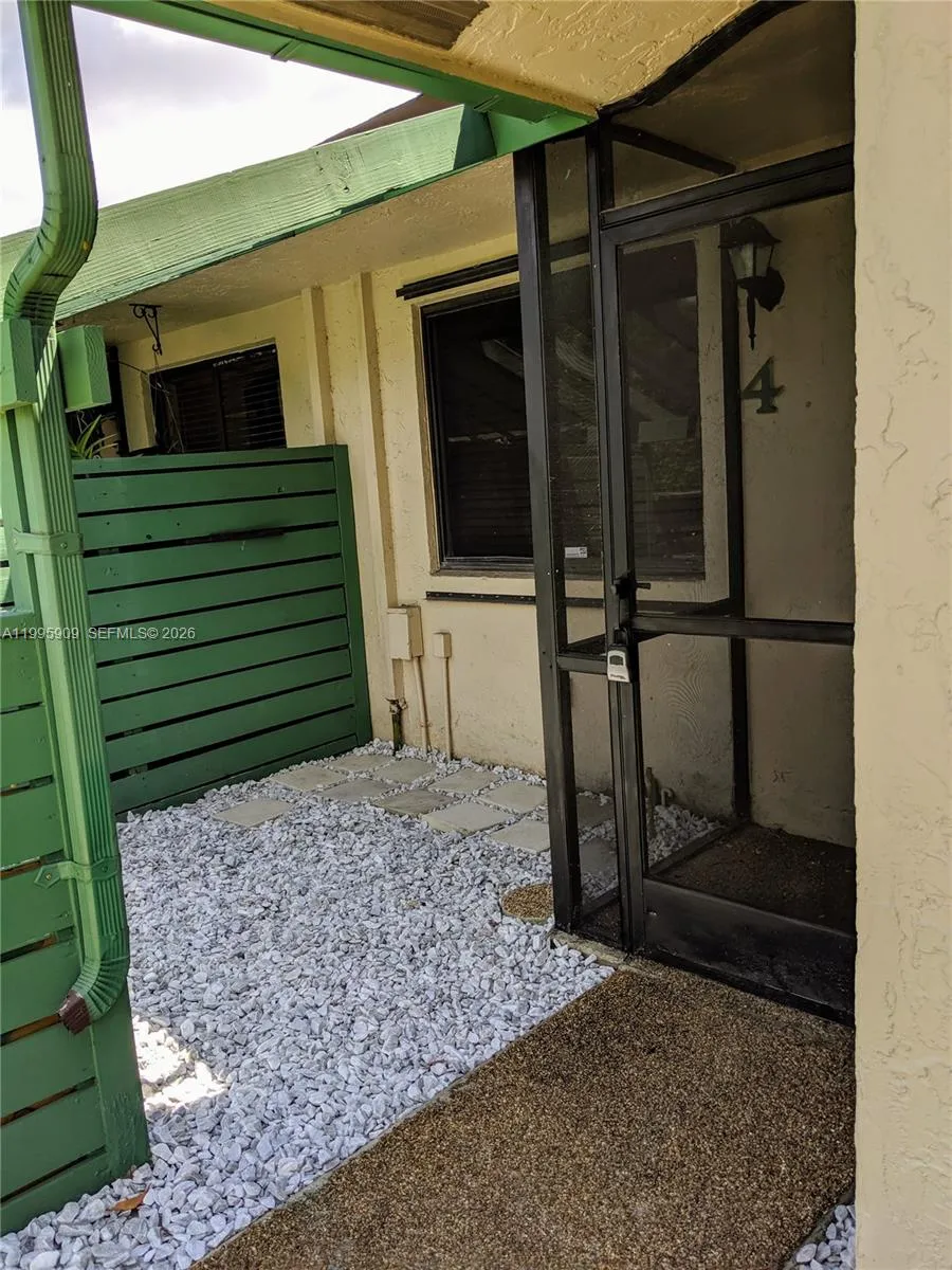 460 Lakeview Dr # 4, Weston FL 33326