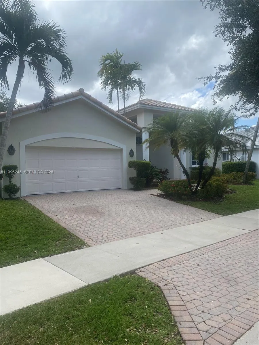 3066 Lakewood Cir, Weston FL 33332