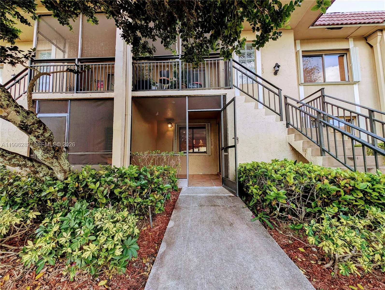 310 Lakeview Dr # 105, Weston FL 33326