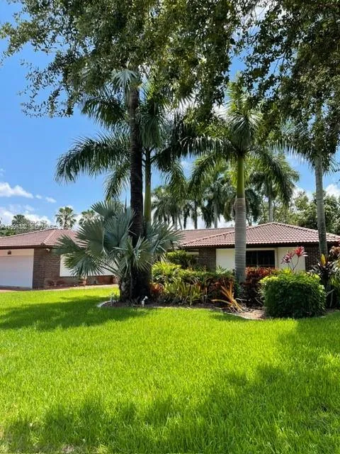 19265 E Saint Andrews Dr, Hialeah FL 33015