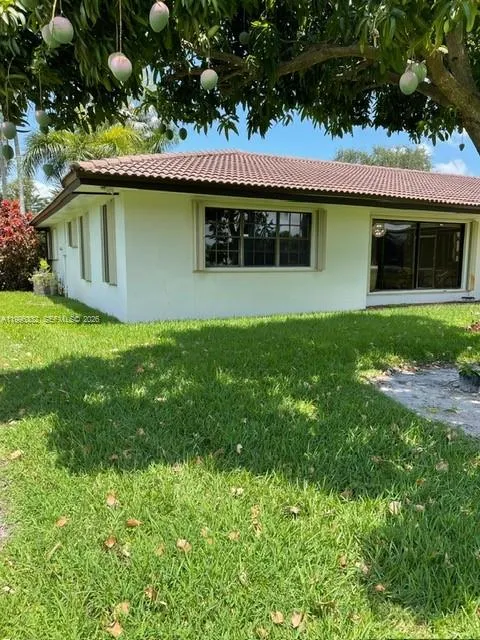 19265 E Saint Andrews Dr, Hialeah FL 33015