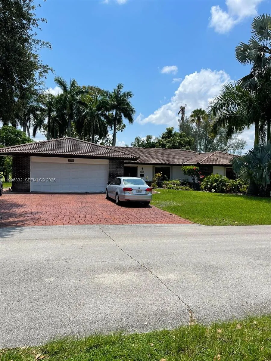 19265 E Saint Andrews Dr, Hialeah FL 33015