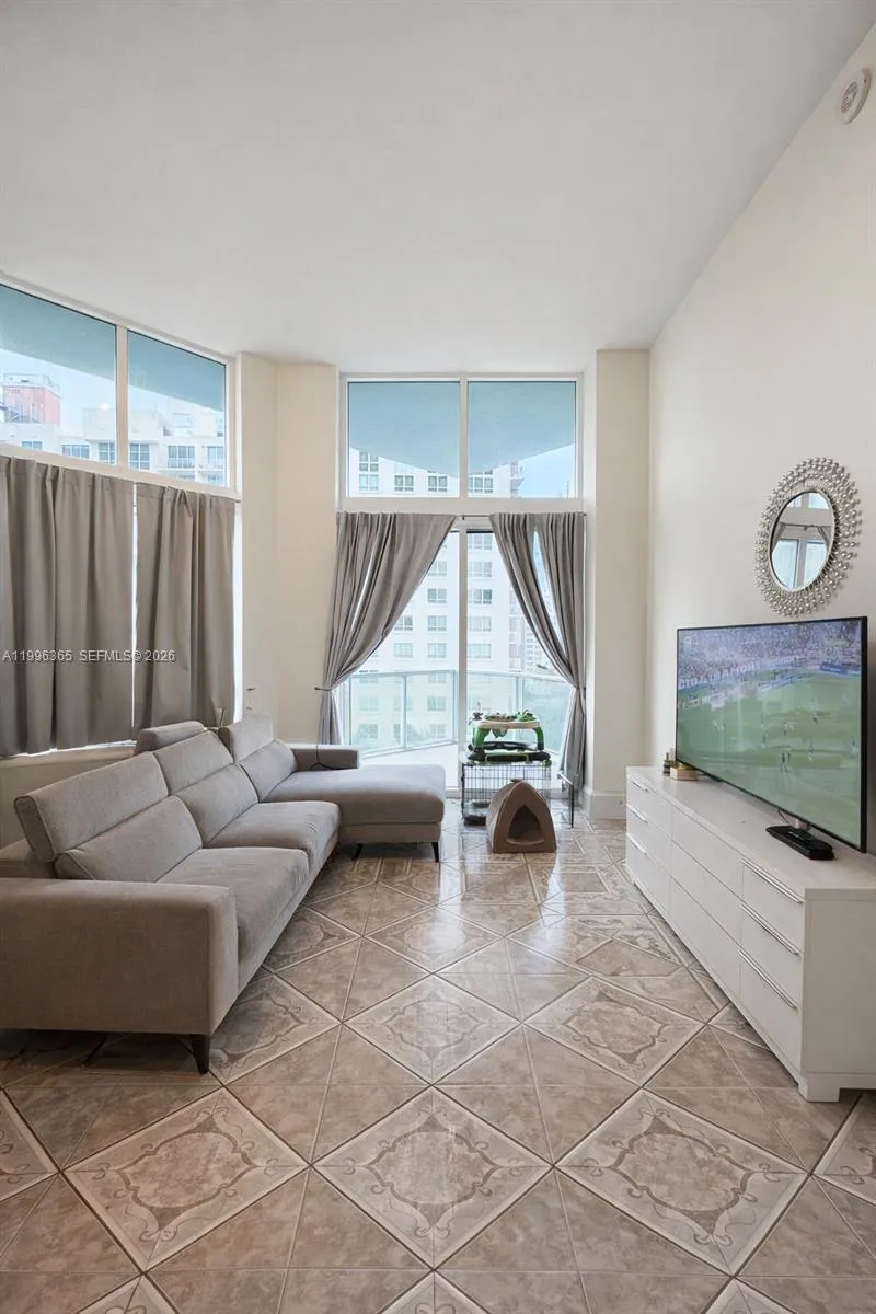 1900 N Bayshore Dr # 910, Miami FL 33132