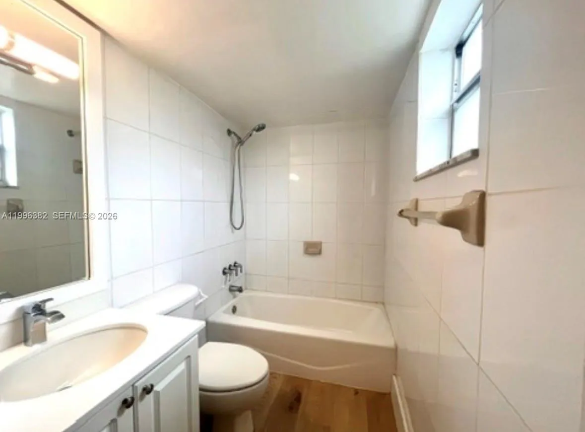 444 SW 4th St # 204, Miami FL 33130