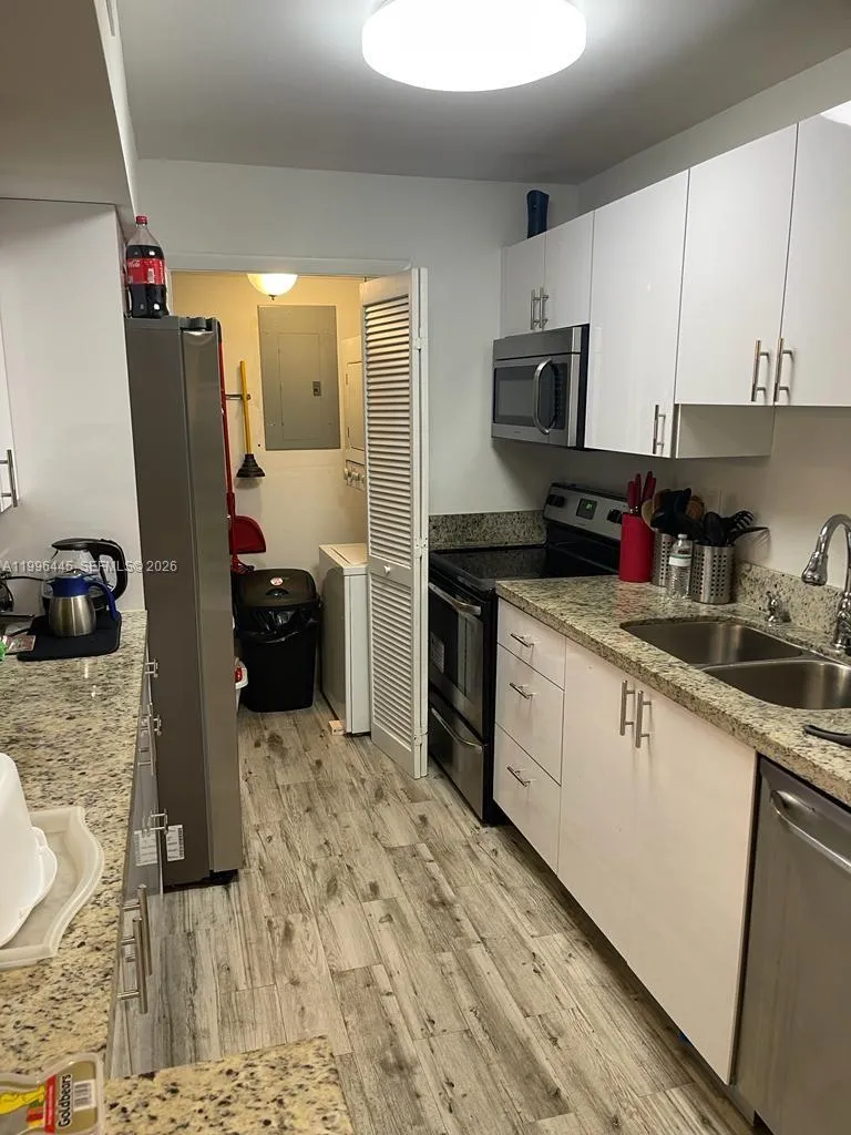 100 Lakeview Dr # 207, Weston FL 33326