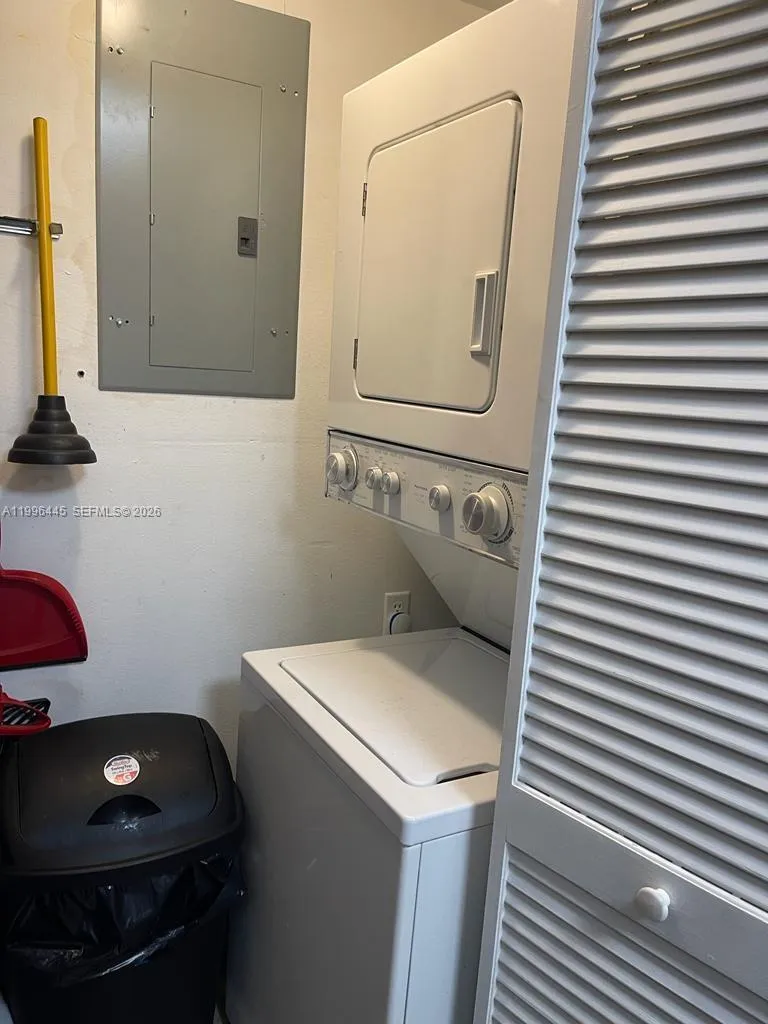 100 Lakeview Dr # 207, Weston FL 33326