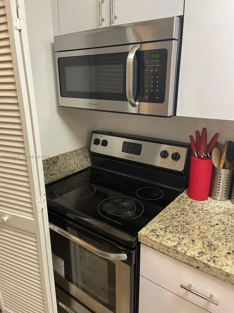 100 Lakeview Dr # 207, Weston FL 33326