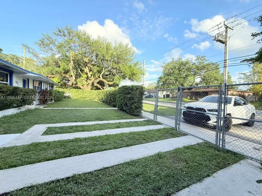 325 NE 131st St # A, North Miami FL 33161