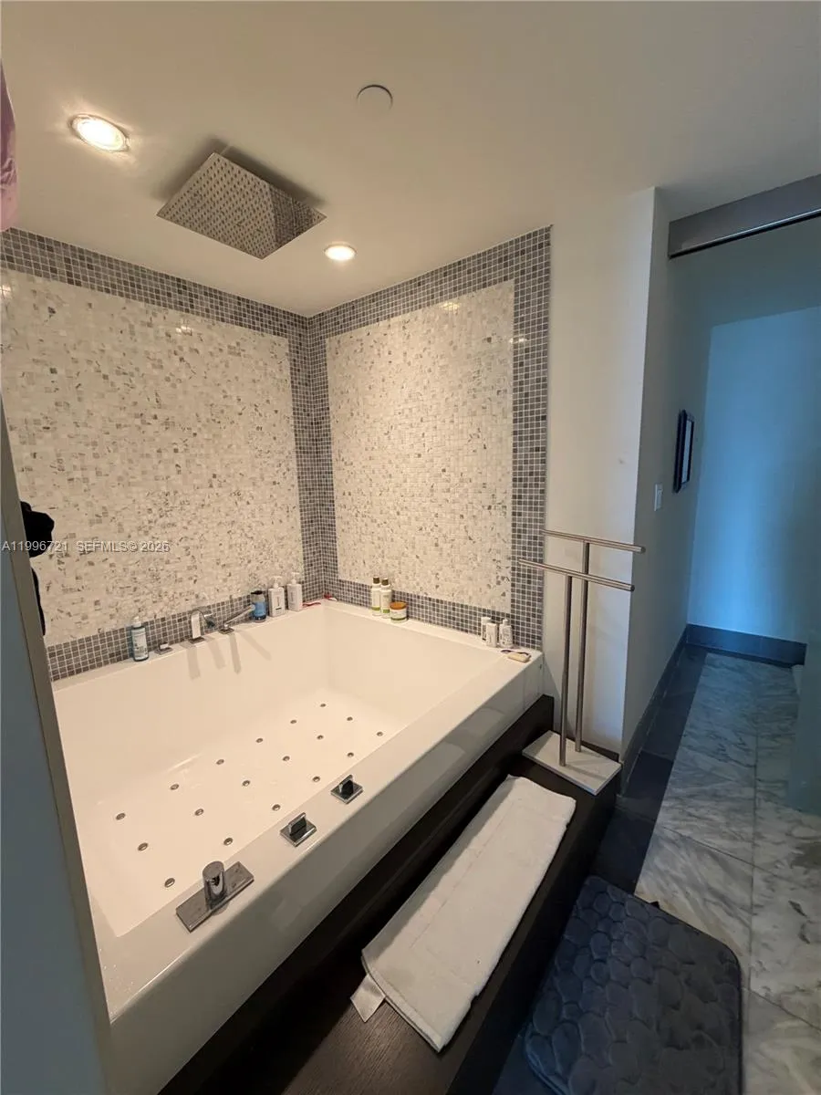 200 Biscayne Boulevard Way # 3709, Miami FL 33131