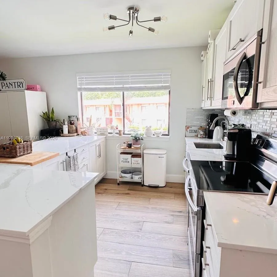 223 Lakeview Dr # 204, Weston FL 33326