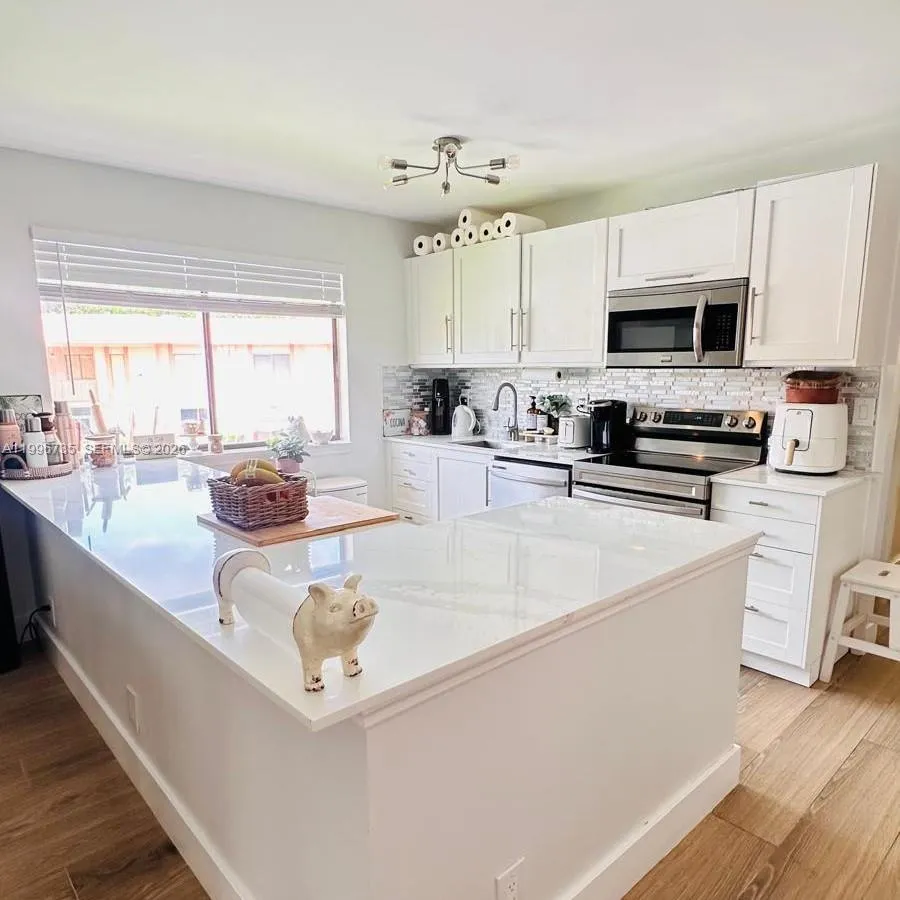 223 Lakeview Dr # 204, Weston FL 33326