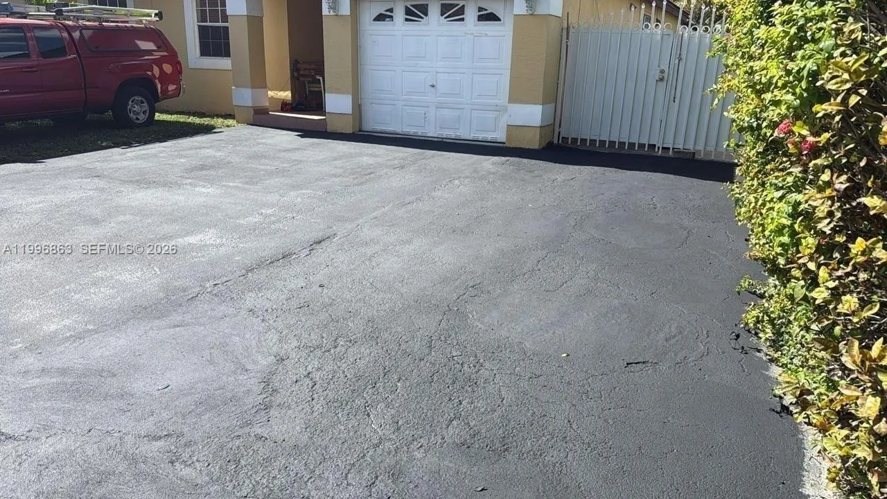 19712 NW 82nd Pl, Hialeah FL 33015