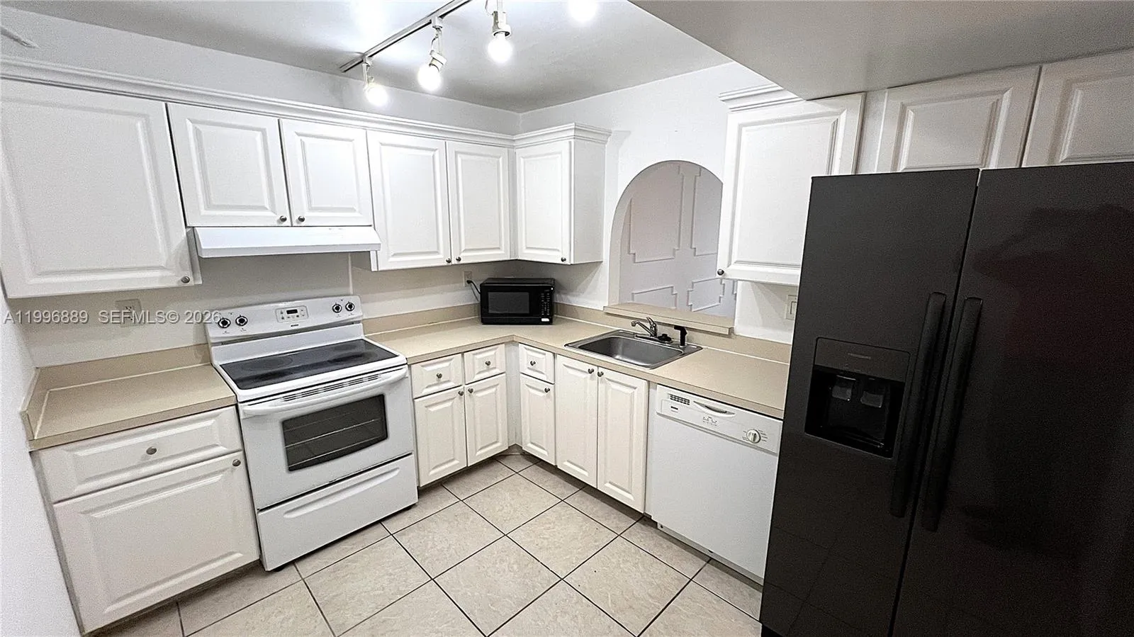 711 N Pine Island Rd # 211, Plantation FL 33324