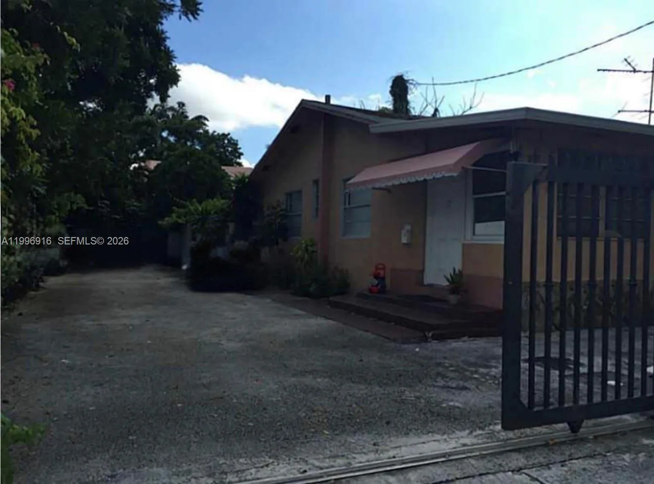 2528 SW 16th St, Miami FL 33145