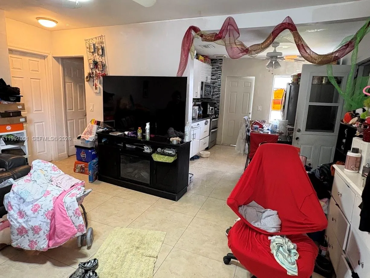 1424 NW 69th St, Miami FL 33147