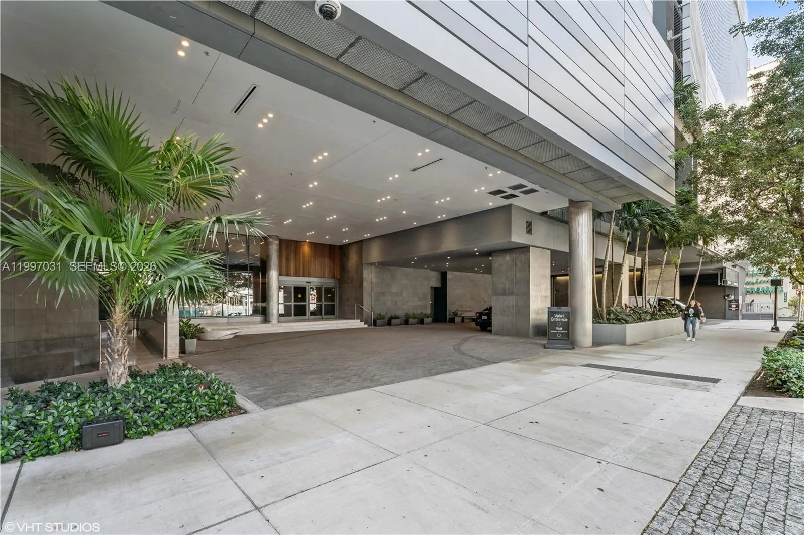 88 SW 7th St # 1804, Miami FL 33130