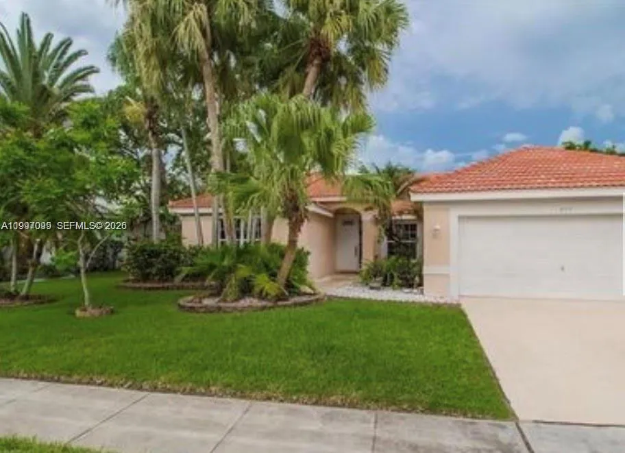 3 bedroom 2 bath for sale at 709 NW 177th Ave, Pembroke Pines FL 33029