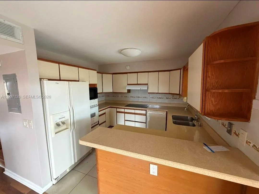 2385 W 69th St # B, Hialeah FL 33016