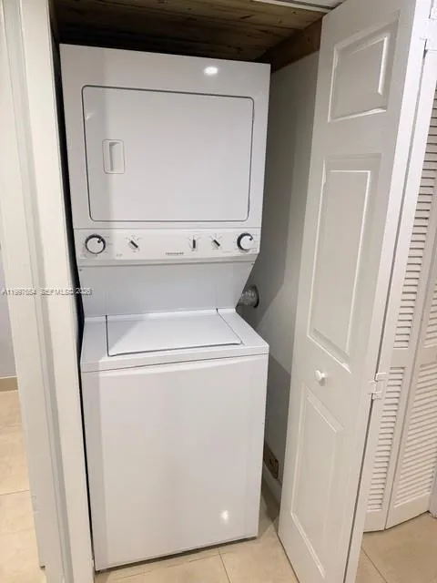100 Lakeview Dr # 115, Weston FL 33326