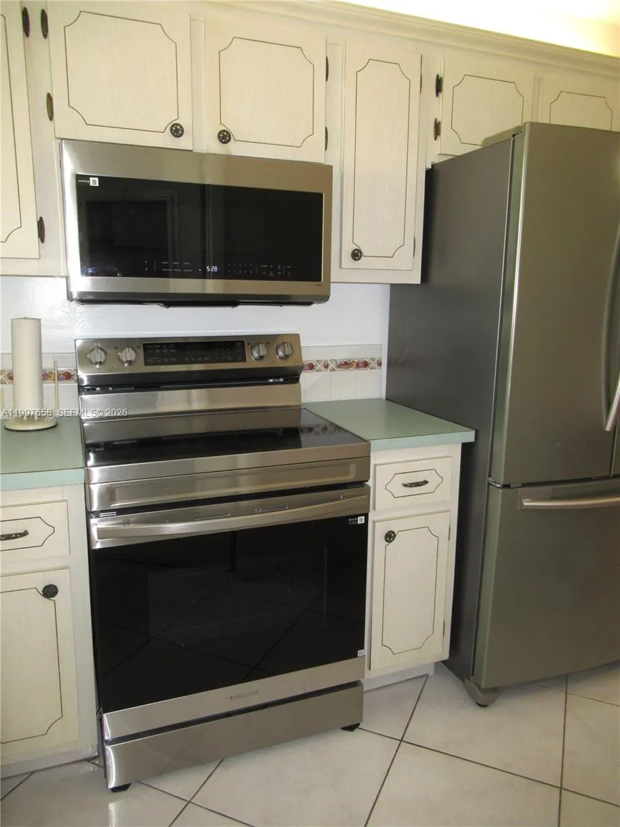 580 Egret Dr # 214, Hallandale Beach FL 33009