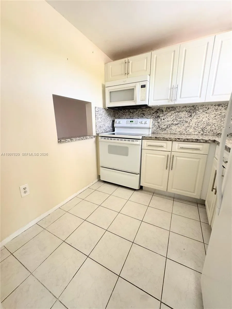 8200 Sunrise Lakes Blvd # 207, Sunrise FL 33322