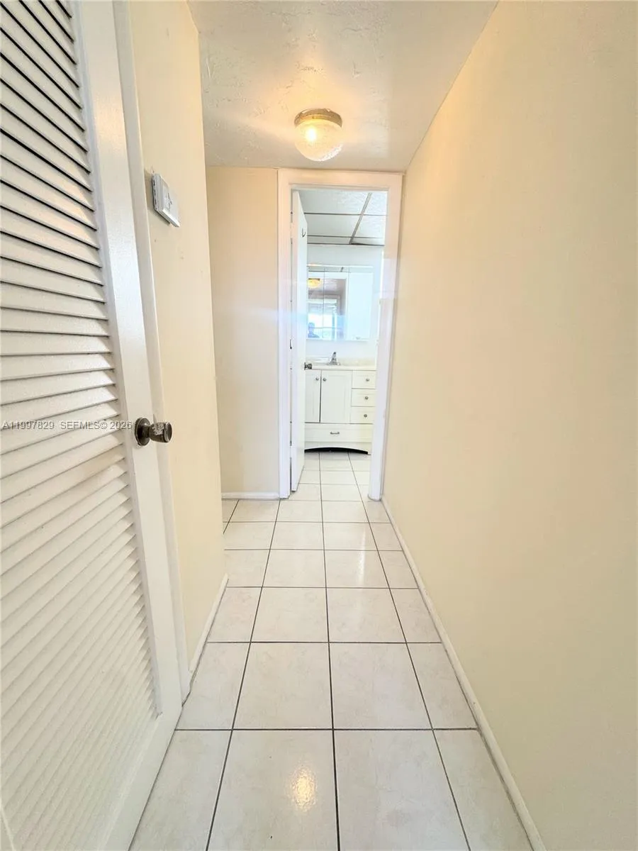 8200 Sunrise Lakes Blvd # 207, Sunrise FL 33322
