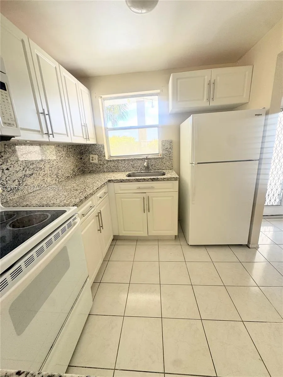 8200 Sunrise Lakes Blvd # 207, Sunrise FL 33322