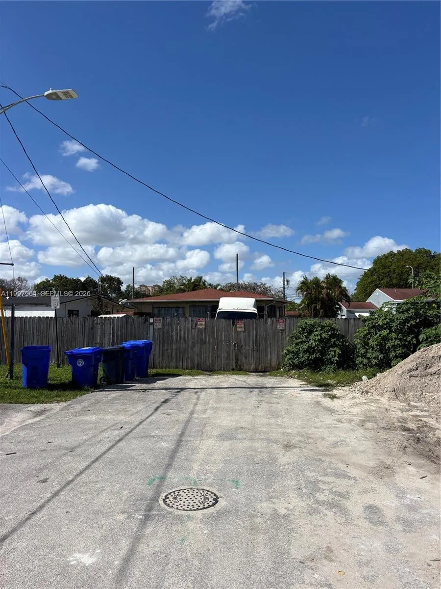 3180 SW 26th St, Miami FL 33133