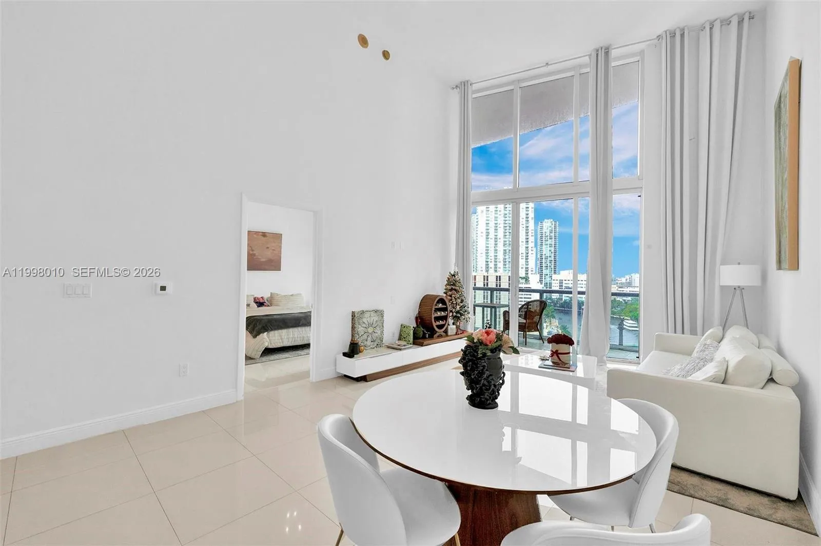 1 bedroom 1 bath for sale at 465 Brickell Ave # 1406, Miami FL 33131