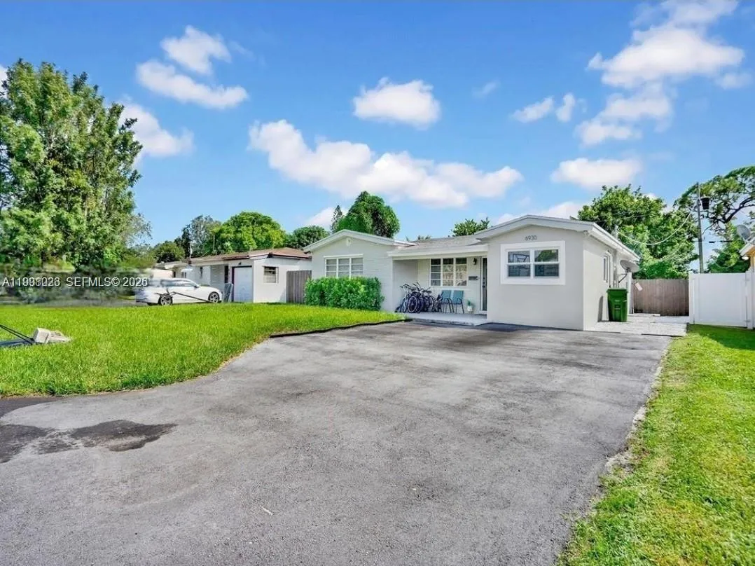 6930 SW 12th St, Pembroke Pines FL 33023
