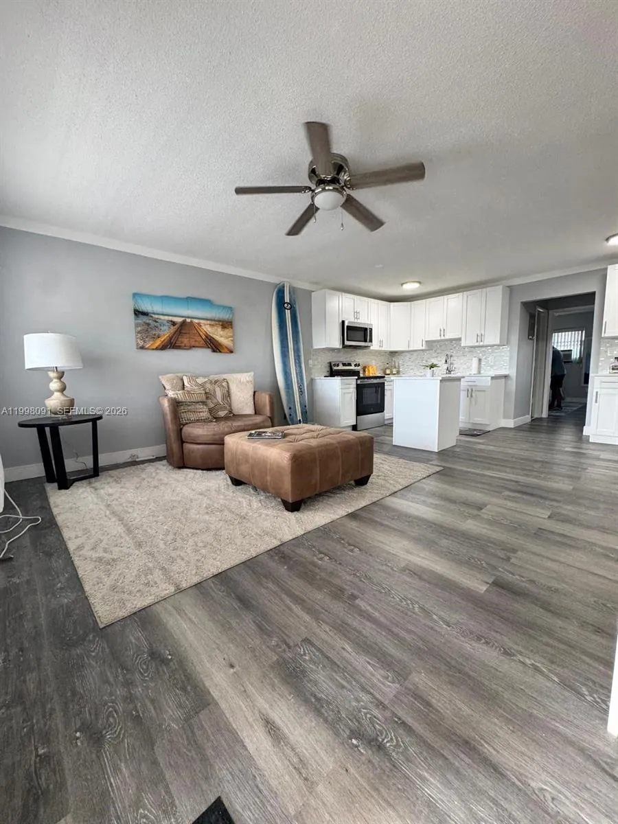 2111 NE 56th St # 206, Fort Lauderdale FL 33308