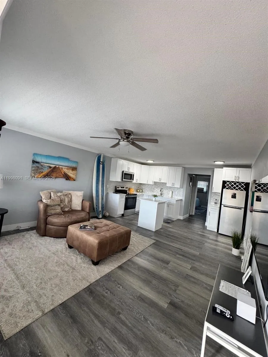 2111 NE 56th St # 206, Fort Lauderdale FL 33308