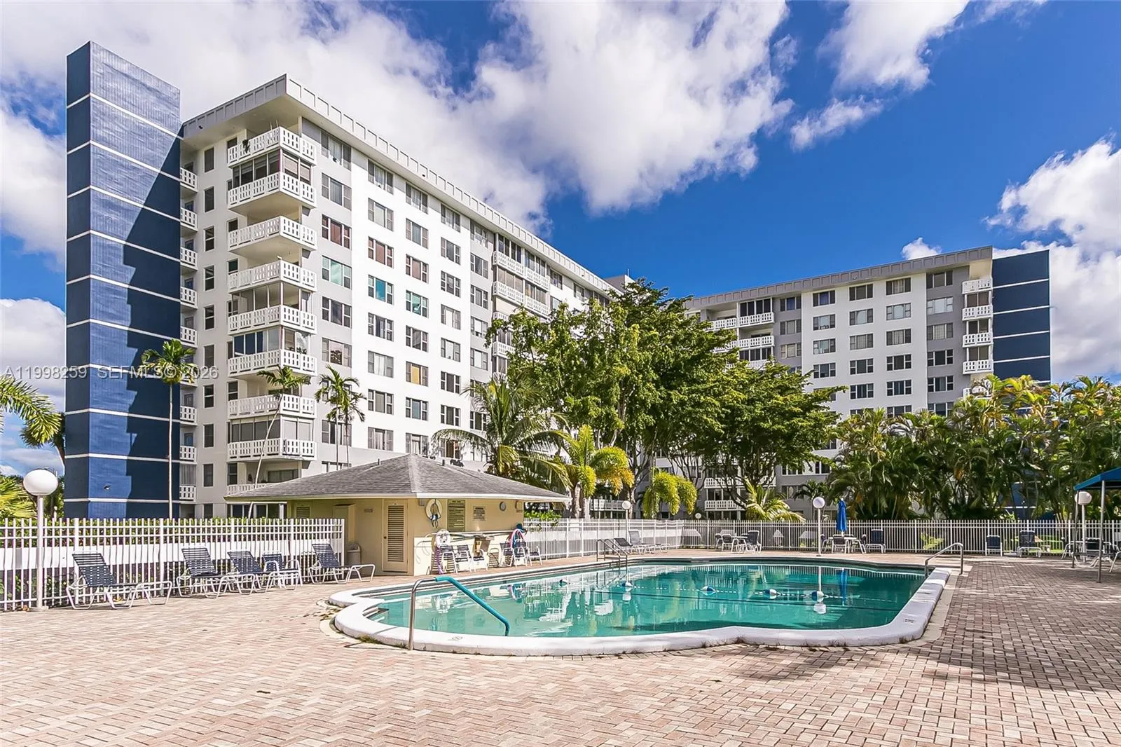 4350 Hillcrest Dr # 303, Hollywood FL 33021