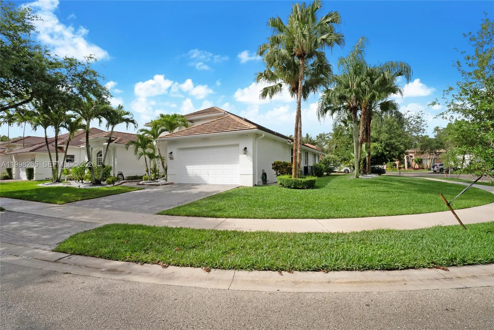 3085 Lakewood Cir, Weston FL 33332