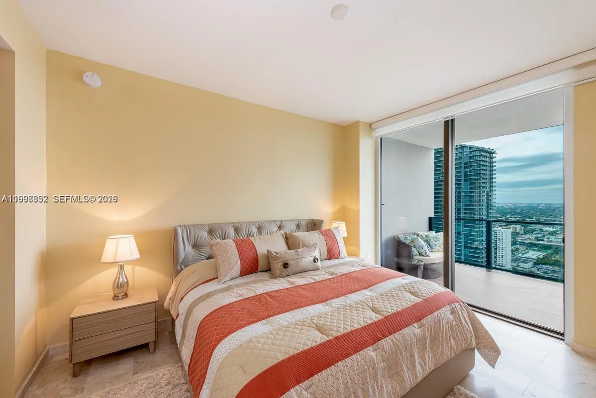 68 SE 6th St # 3006, Miami FL 33131