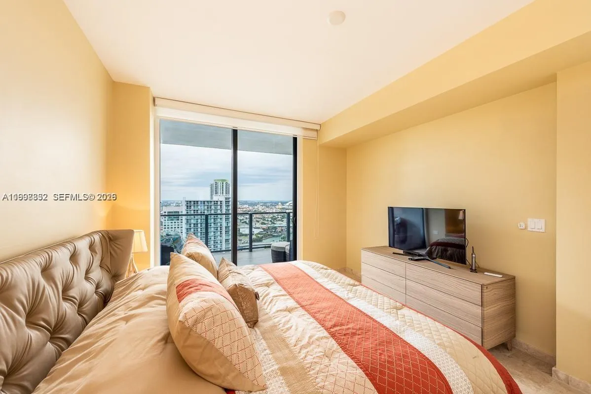 68 SE 6th St # 3006, Miami FL 33131