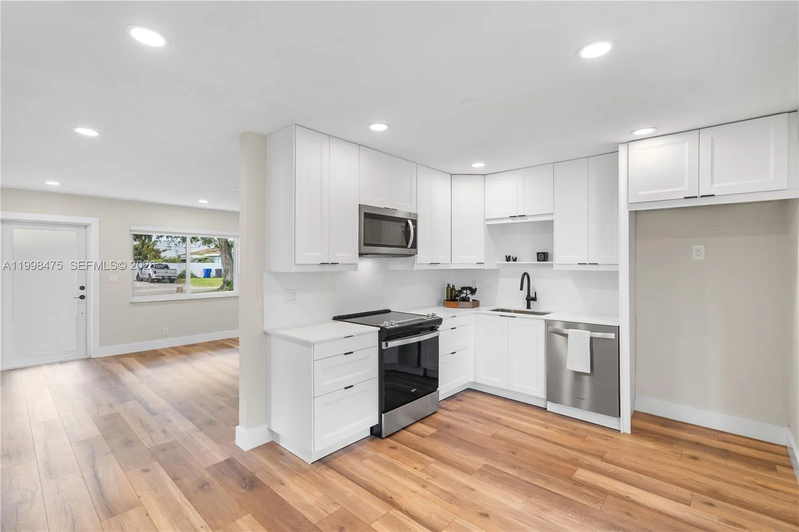 6881 Harding St, Hollywood FL 33024