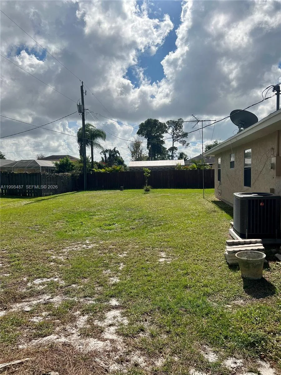 592 SW Todd Ave, Port St. Lucie FL 34983
