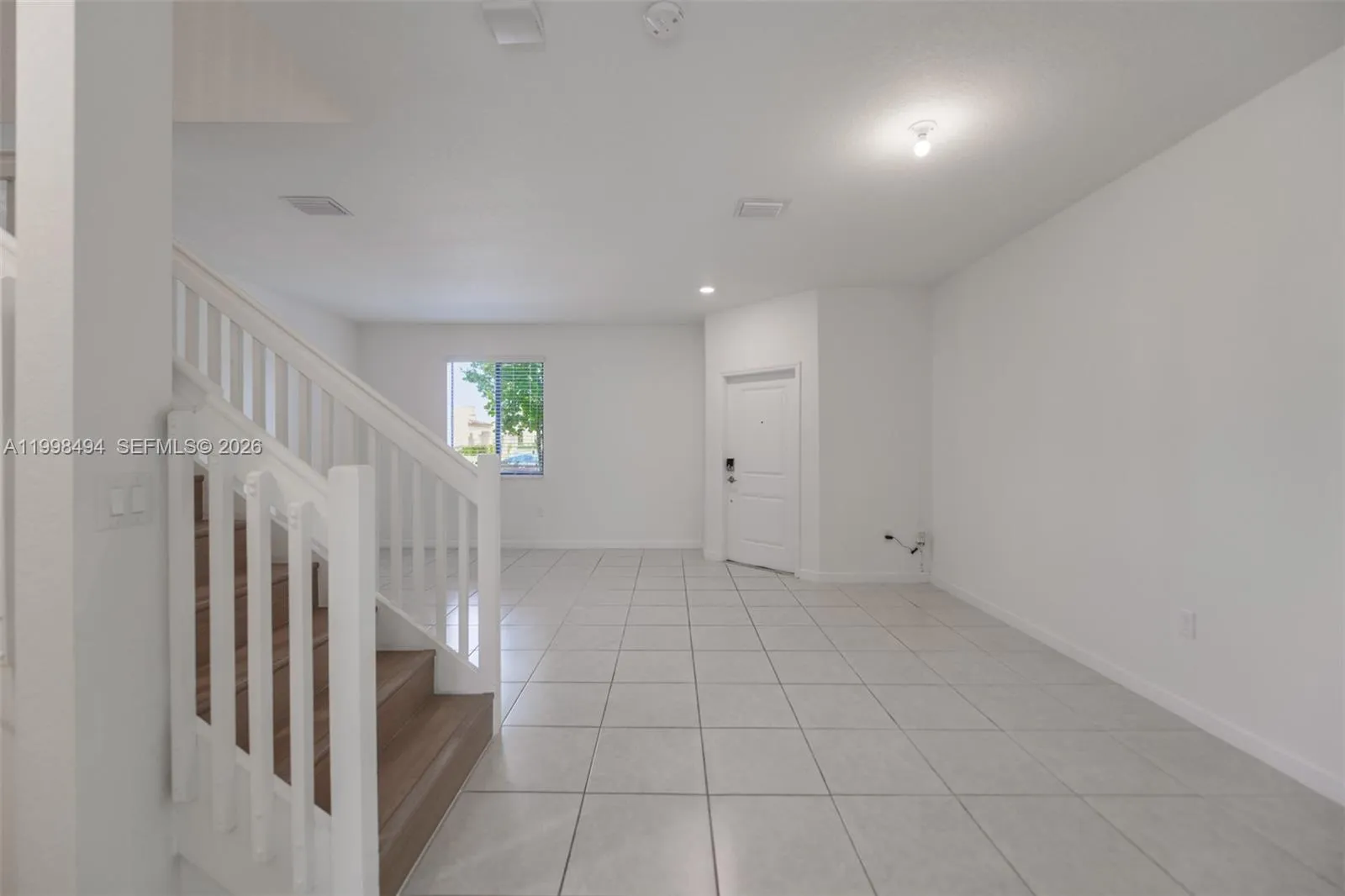 640 NE 207th St, Miami FL 33179