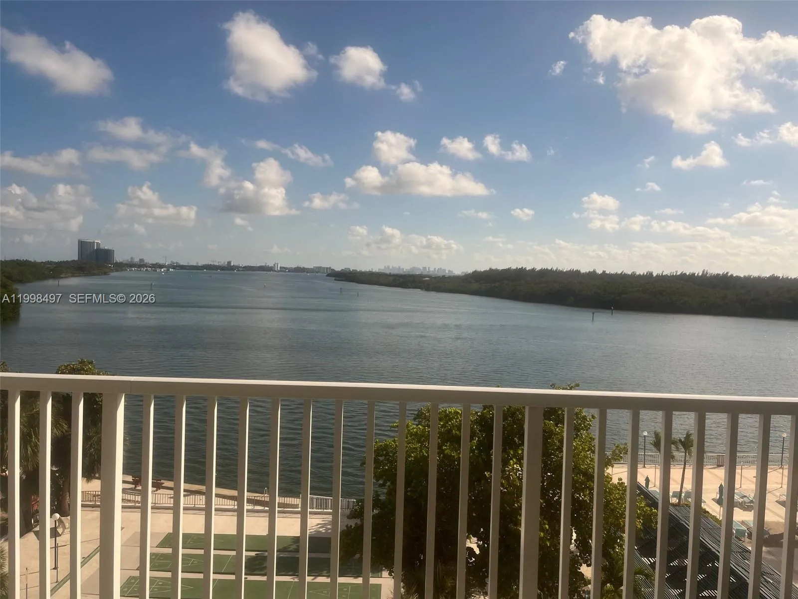 300 Bayview Dr # 516, Sunny Isles Beach FL 33160